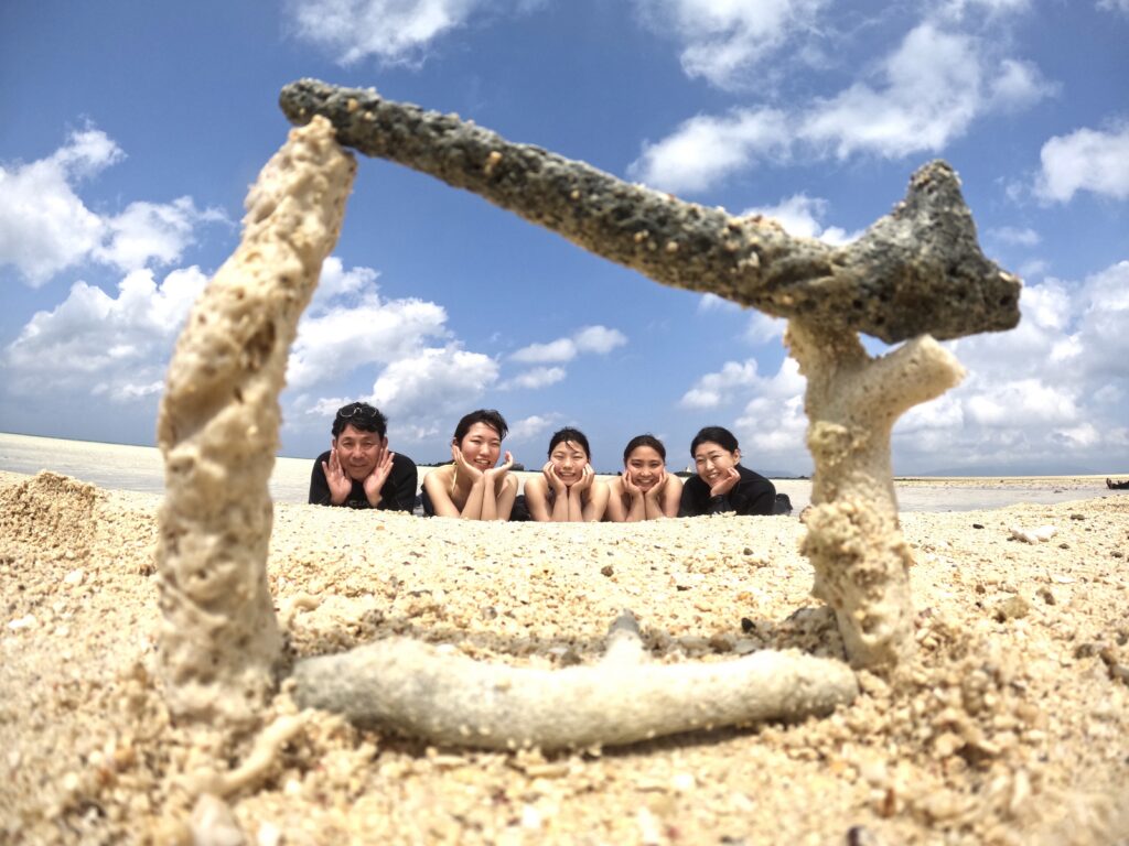 石垣島体験ダイビング・シュノーケリング　砂浜で思い出撮影