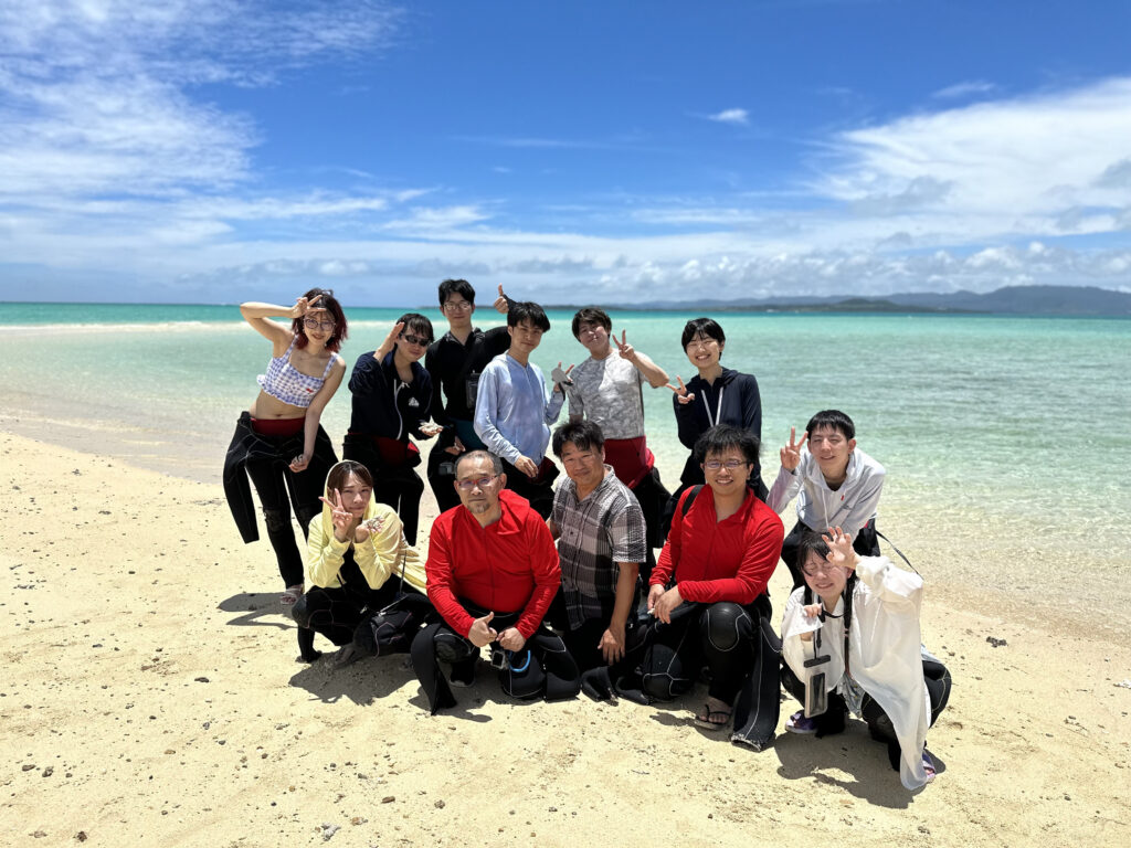 石垣島体験ダイビング・シュノーケリング　砂浜で記念撮影