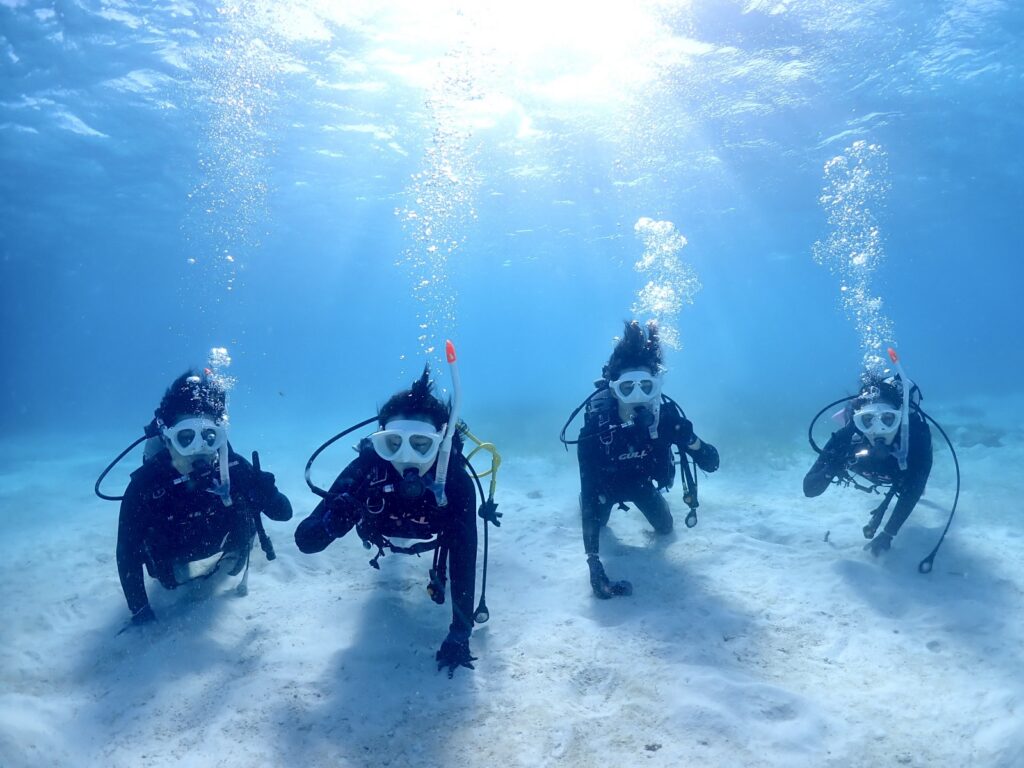 体験ダイビング　半日プラン　水中写真　ダイバー4人
