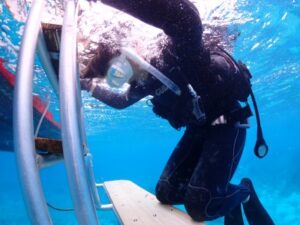 ラダーに捕まってダイビング練習